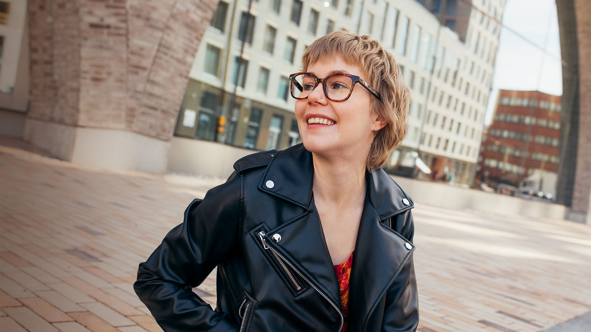 Nuori nainen nahkatakki yll&auml;&auml;n ulkona